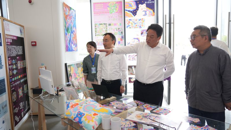 于立忠参观毕业展