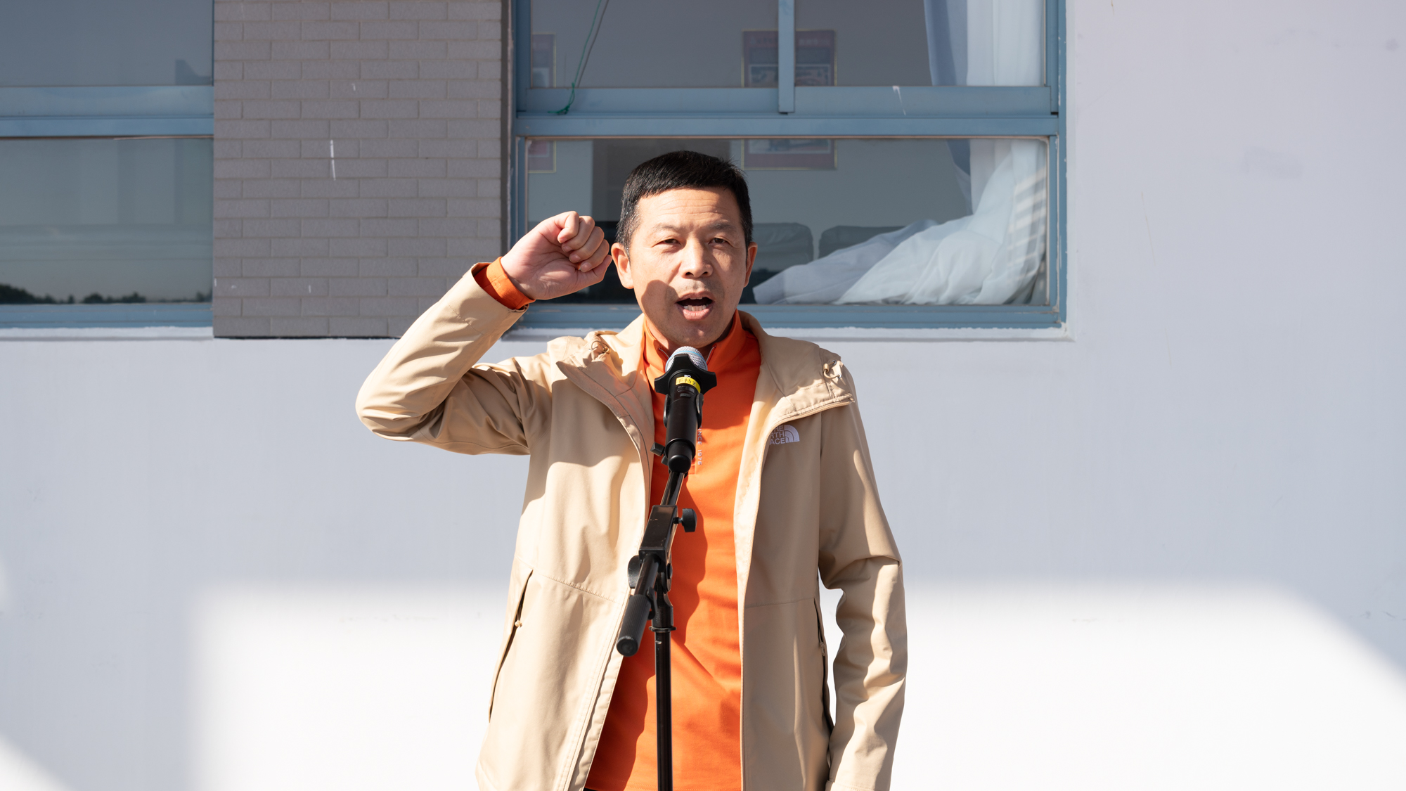 体育科学学院王维军老师代表裁判员宣誓 体育科学学院王维军老师代表裁判员宣誓