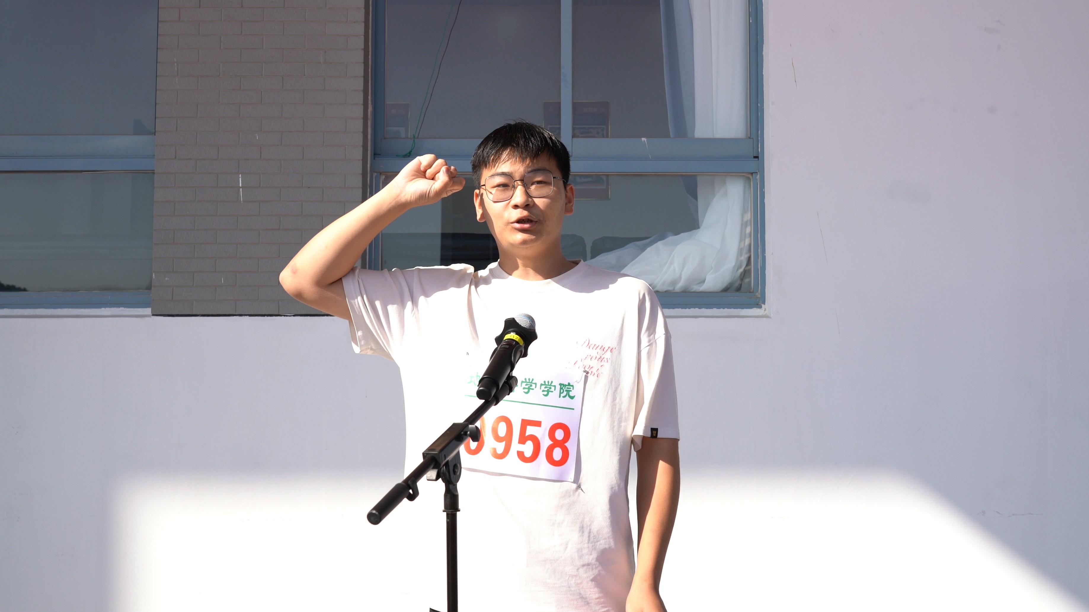 地理科学学院张璨同学代表运动员宣誓 地理科学学院张璨同学代表运动员宣誓