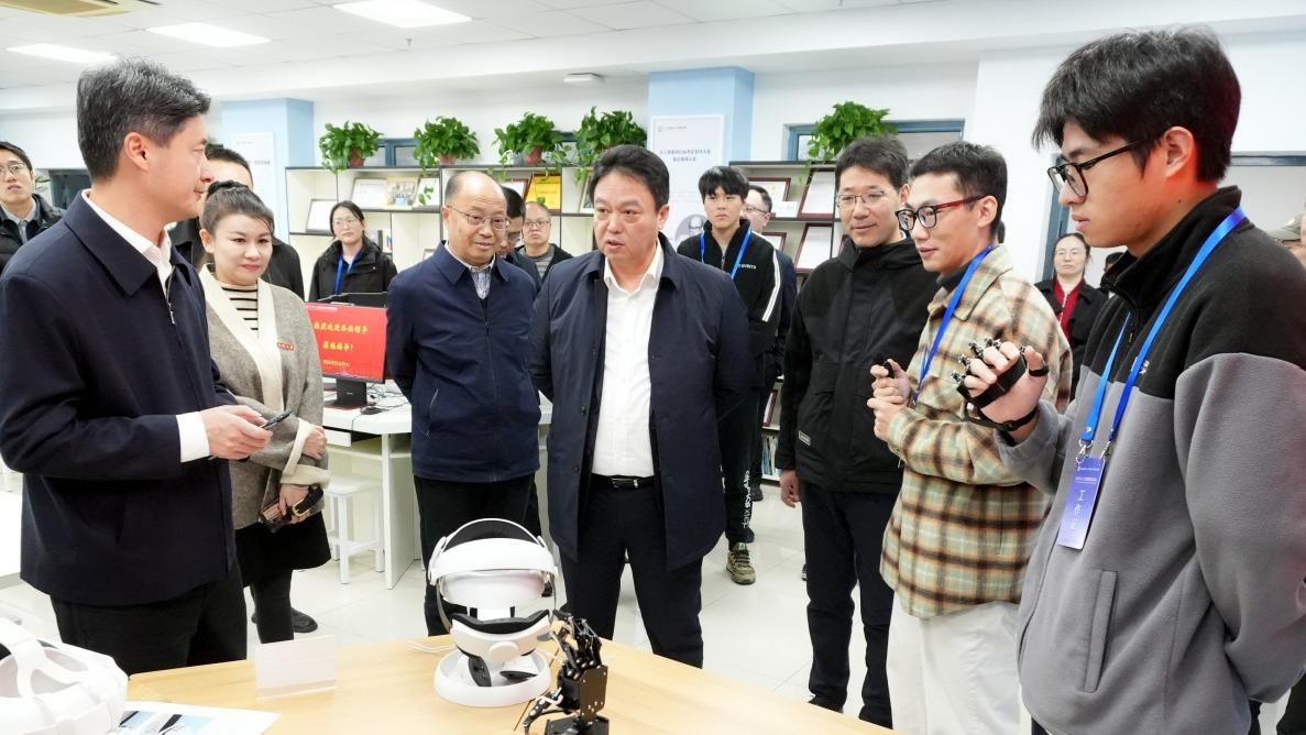 南通市副市长于立忠调研学院建设与发展