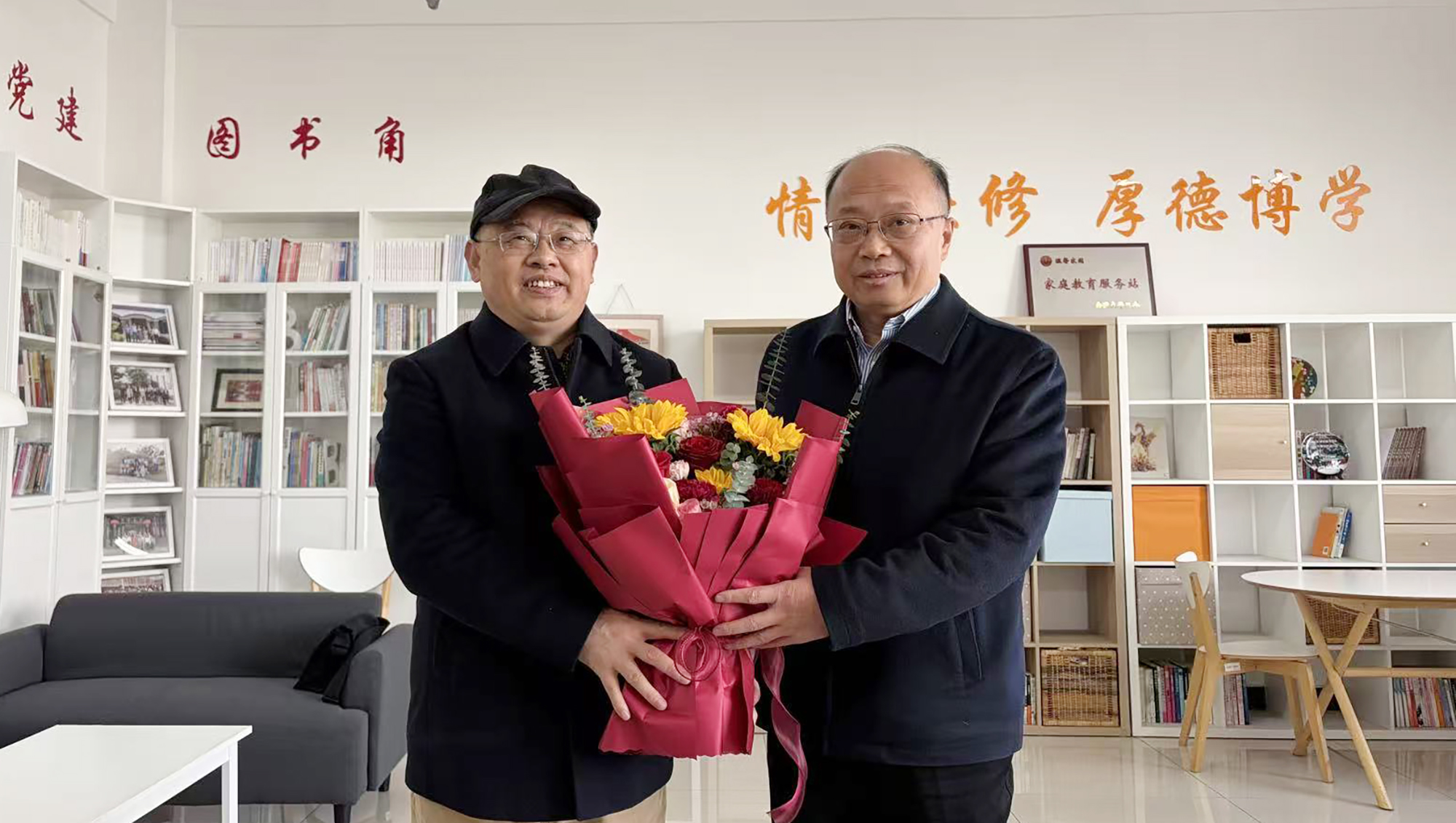 杨宇民看望慰问王灿明教授